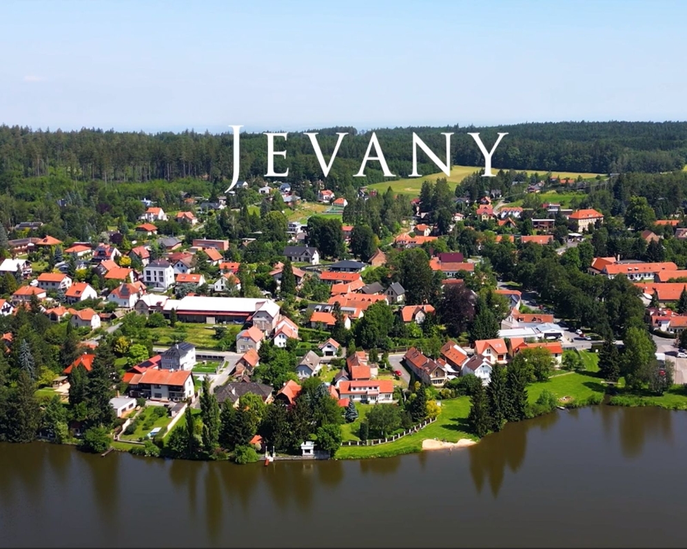 Prodej pozemku 1030 m2 s chatou v Jevanech